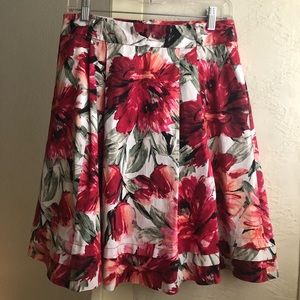 White House Black Market skirt with pockets